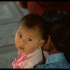 Mutter und Baby in der Mahamuni Pagoda