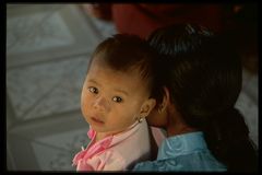 Mutter und Baby in der Mahamuni Pagoda