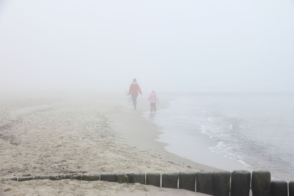 Mutter und Kind verschwinden im Nebel...