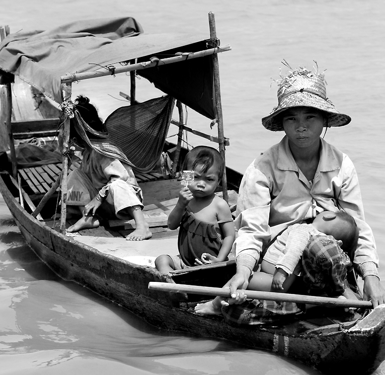 Mutter und Kinder auf dem Tonle Sap See