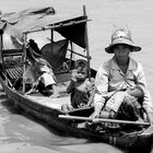 Mutter und Kinder auf dem Tonle Sap See