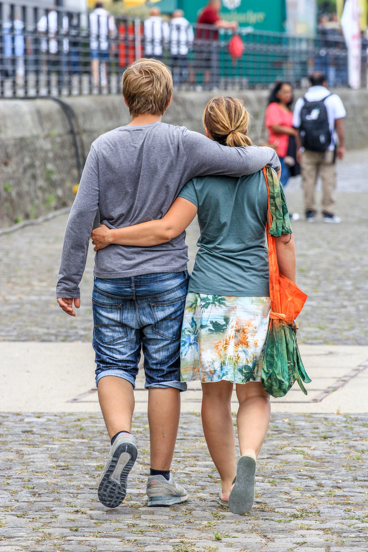 Mutter und Sohn beim Stadtgang im Urlaub - und eben hatte ich ihn noch auf dem Arm