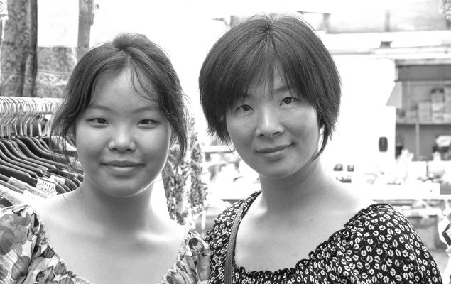 Mutter und Tochter - auf dem Wochenmarkt