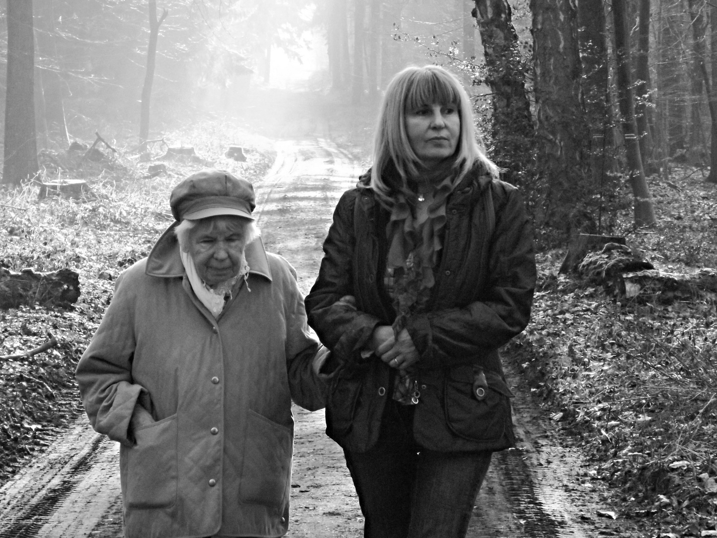 Mutter und Tochter beim Waldspaziergang