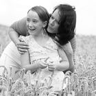 Mutter und Tochter im korn Feld