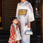 Mutter und Tochter im Meiji Shrein