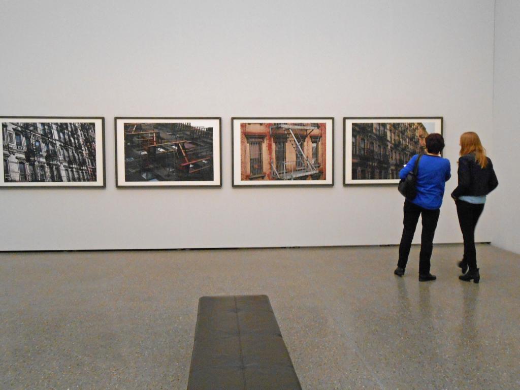 Mutter und Tochter in der "Karl Lagerfeld-Ausstellung" im Museum Folkwang/ Essen