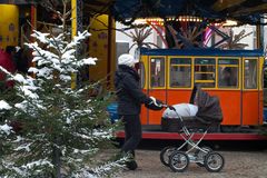 "Mutterglück auf dem Weihnachtsmarkt"