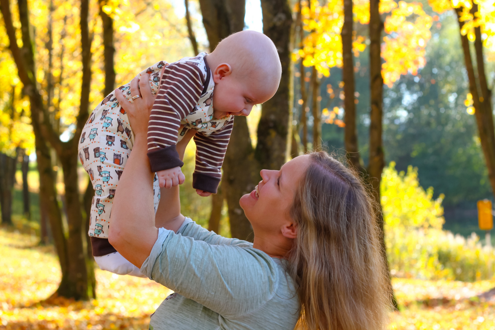 Mutterliebe im Herbstwald 