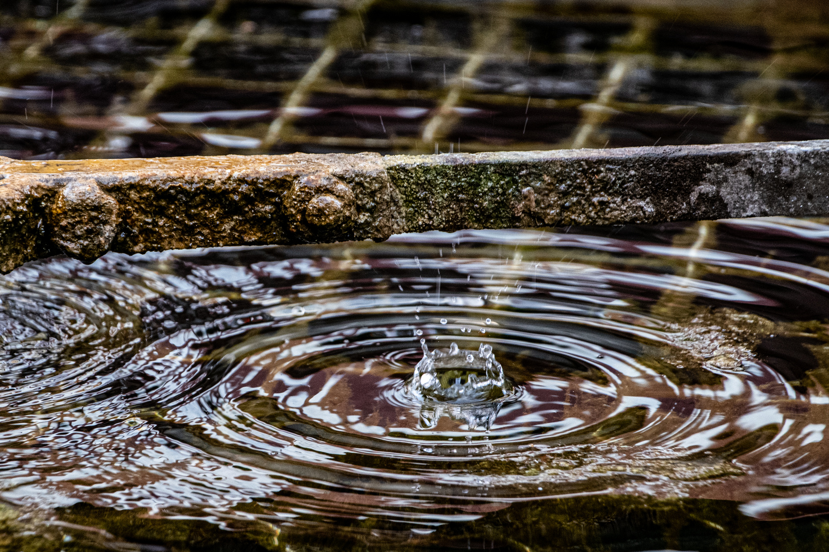 Muttern am Brunnen