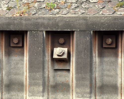 Muttern an den Spundwänden im Binnenhafen Duisburg