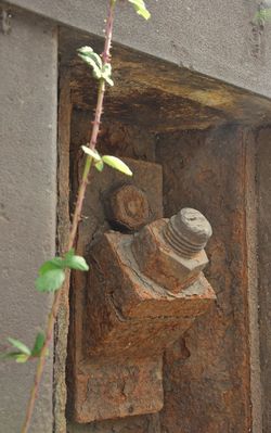 Muttern an den Spundwänden im Binnenhafen Duisburg