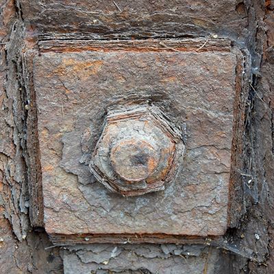 Muttern an den Spundwänden im Binnenhafen Duisburg