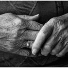 Mutters Hände am 95-ten Geburtstag 