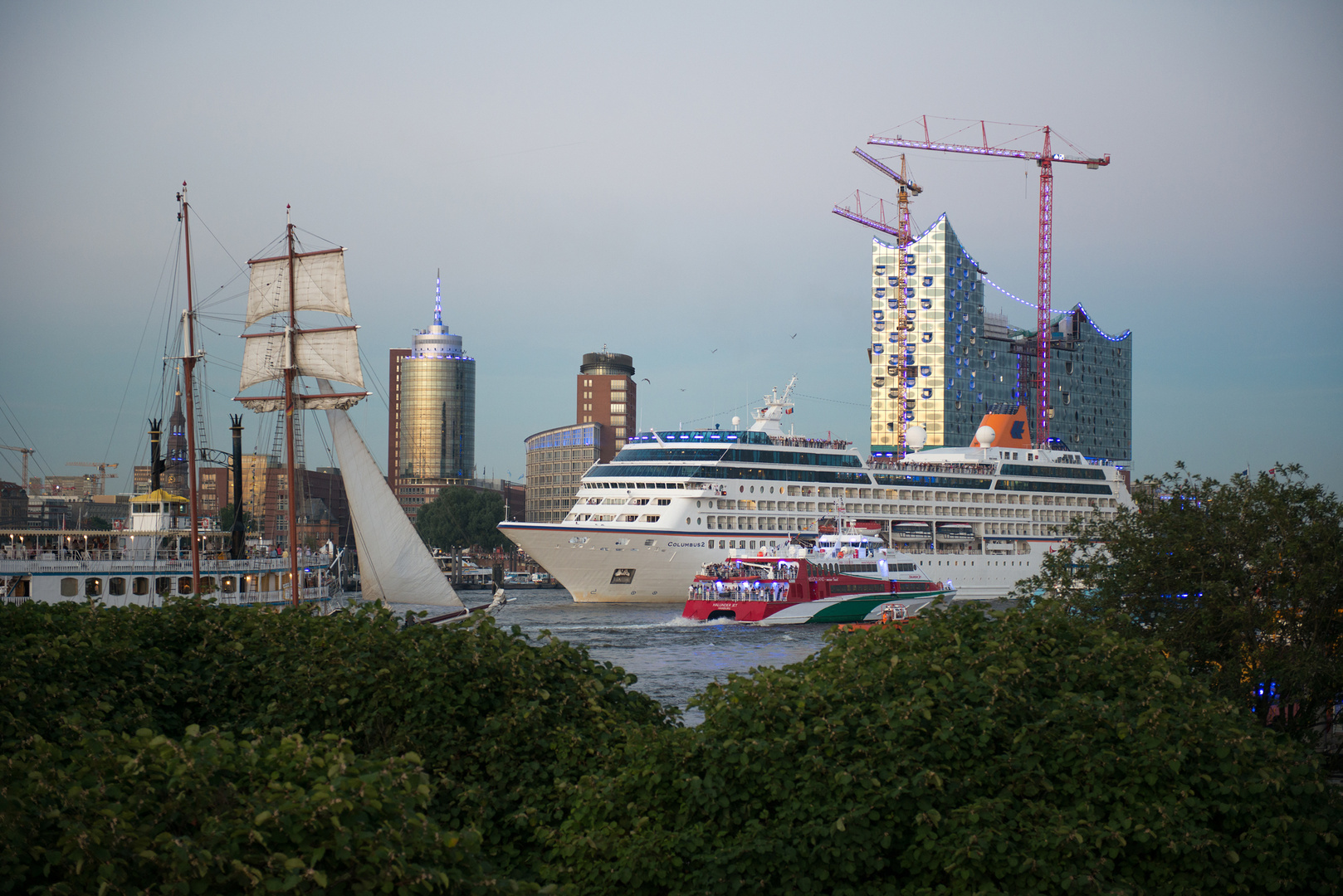 mv Columbus 2 passing Elbphilharmonie