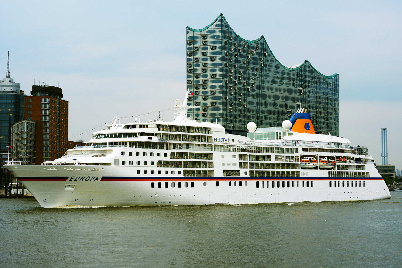 mv Europa passing Elbphilharmonie (August 17th 2015)