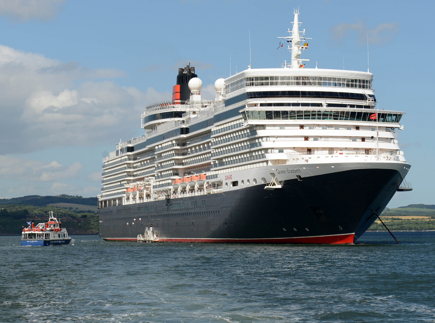 mv Queen Elizabeth anchoring in the Firth of Forth