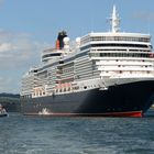 mv Queen Elizabeth anchoring in the Firth of Forth