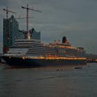 mv Queen Elizabeth and mv Queen Mary 2 in Hamburg