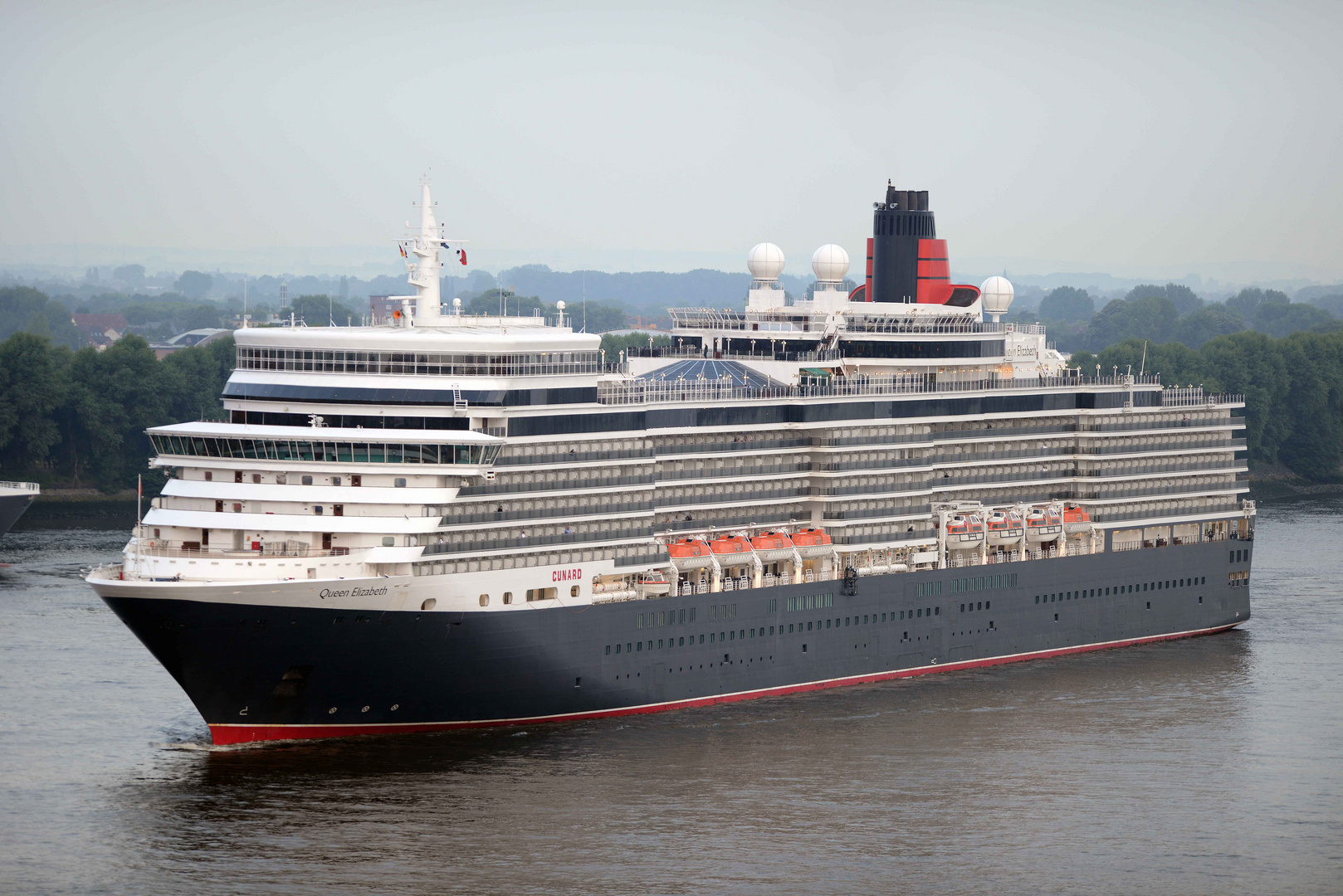 mv Queen Elizabeth arriving in Hamburg