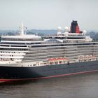 mv Queen Elizabeth arriving in Hamburg