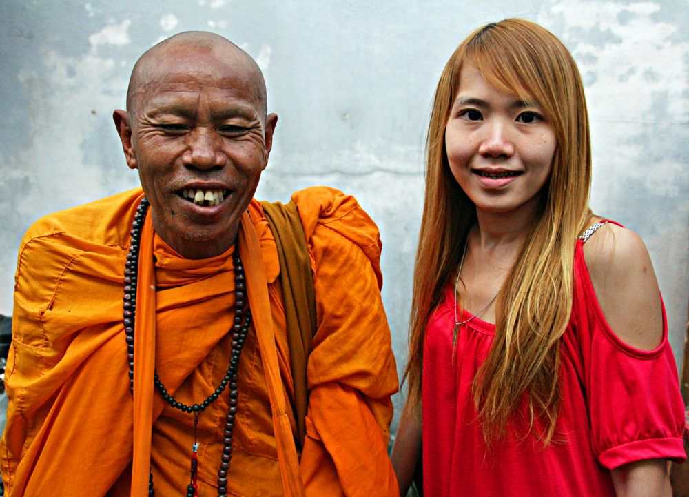 My friend, the monk from Bangkok and the local beauty;-)