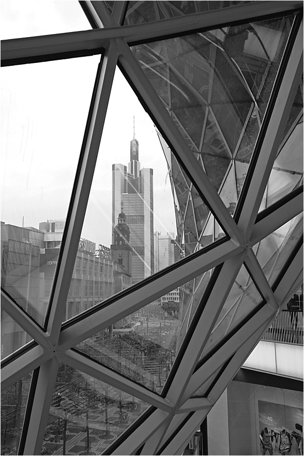 My Zeil, Zeil, Katharinenkirche und Commerzbank