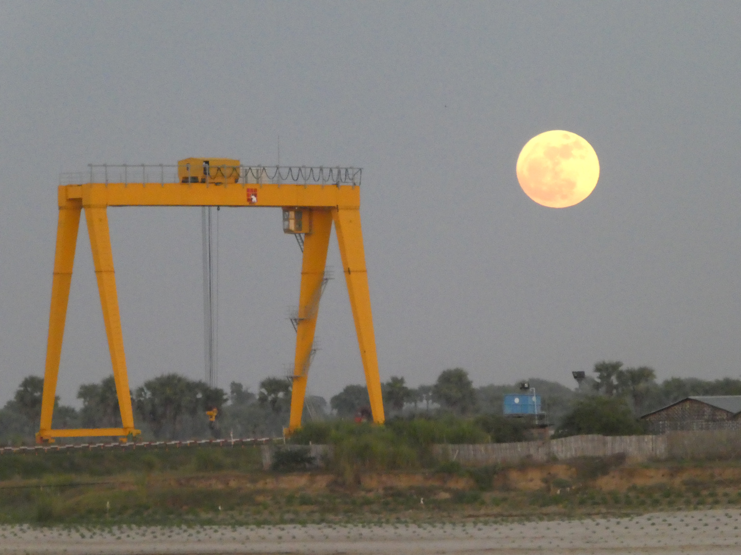 Myanmar - Containerterminal bei Vollmond 