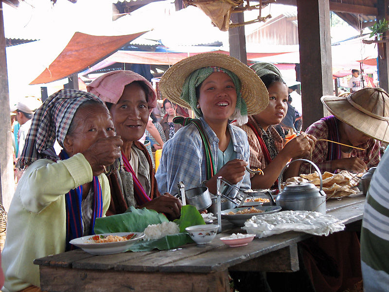 Myanmar Fast Food, Markt in Heho