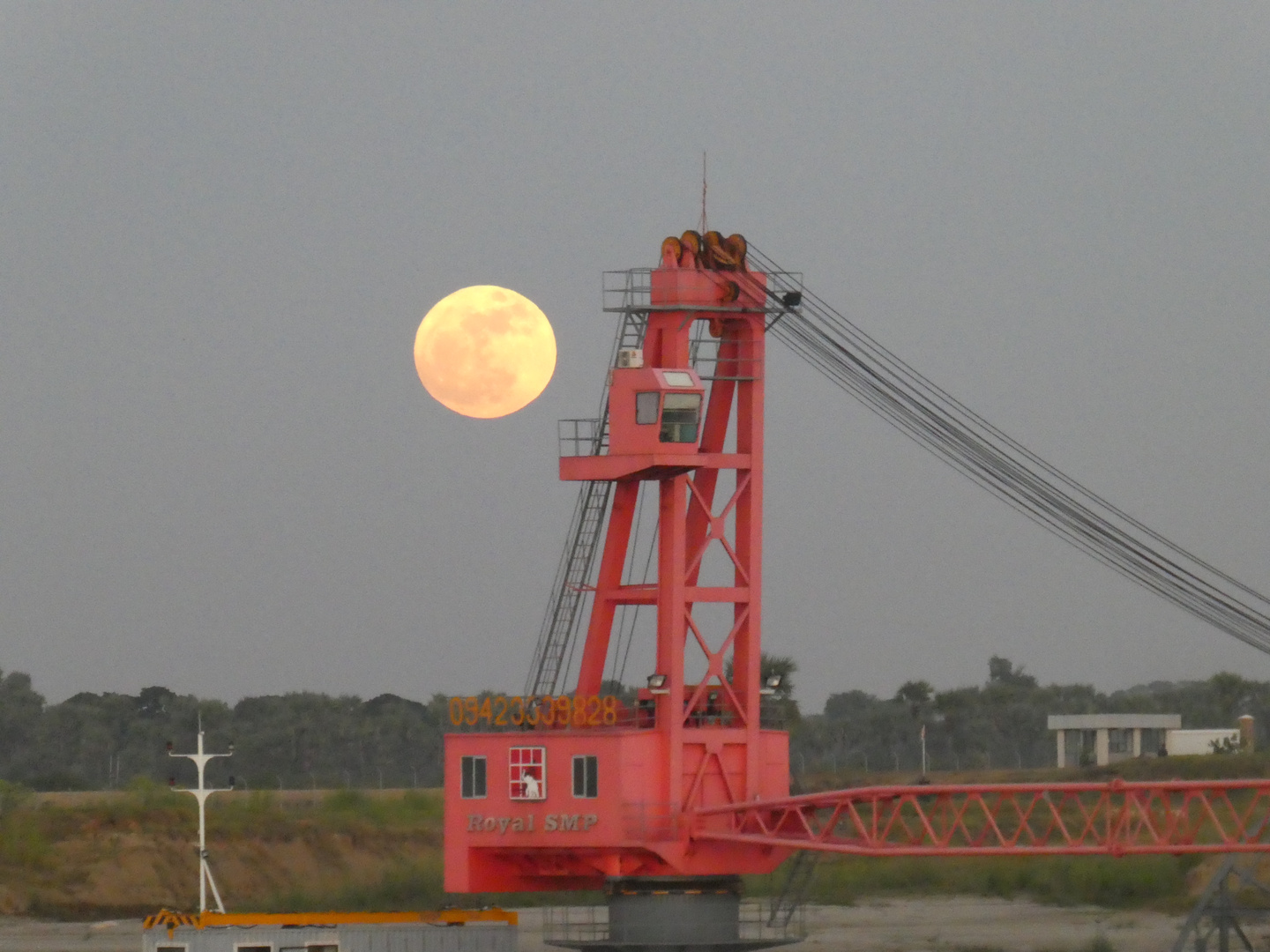 Myanmar - Kiesförderungsanlage bei Vollmond