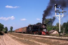 Myanmar : sugar cane on the mainline