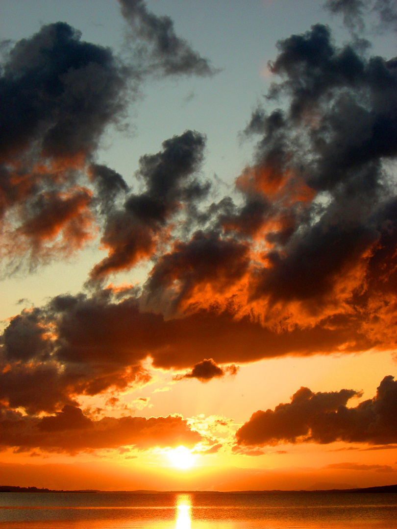 Mysthischer Sonnenuntergang im Norden Irlands