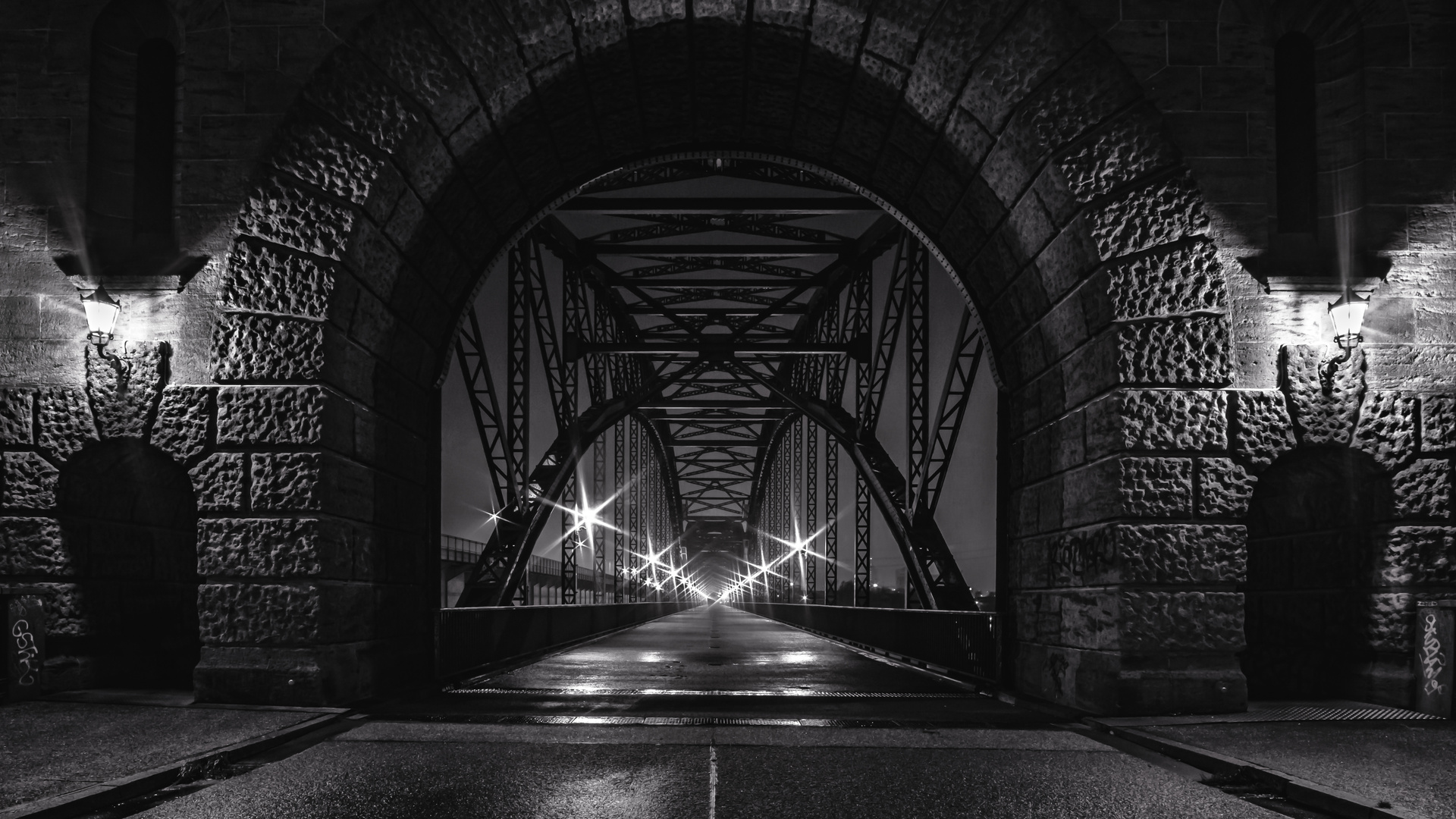 Mystic Bridge black-white