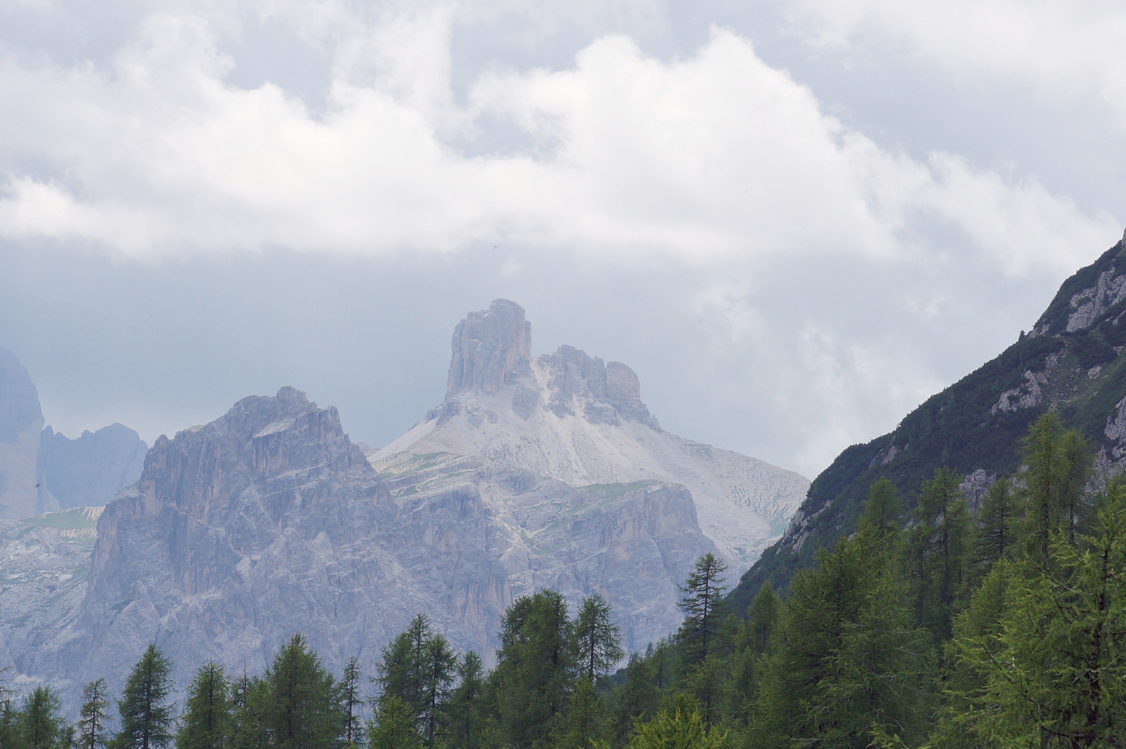 Mystiche Bergwelt Südtirols mit den Drei Zinnen im Hintergrund