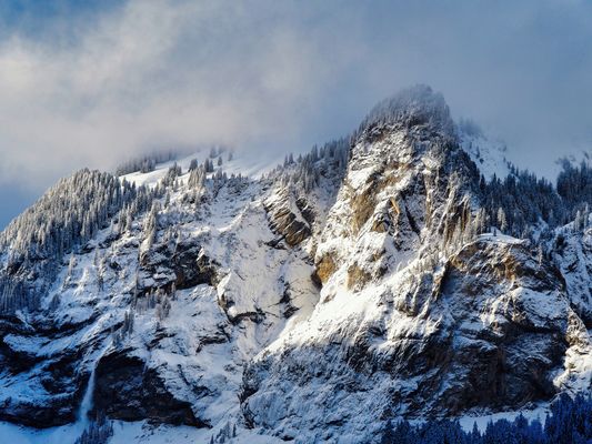 MYSTIK UND MAJESTÄT: SCHWEIZER BERGE IM WINTERKLEID