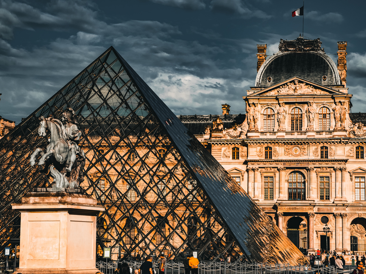 mystique Louvre - Paris