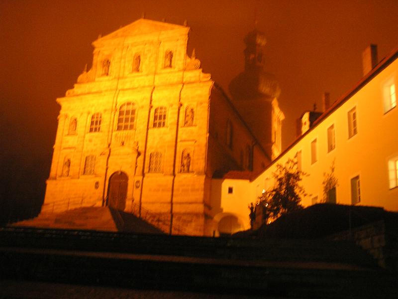 Mystische Bergkirche im Nebelschleier