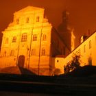 Mystische Bergkirche im Nebelschleier