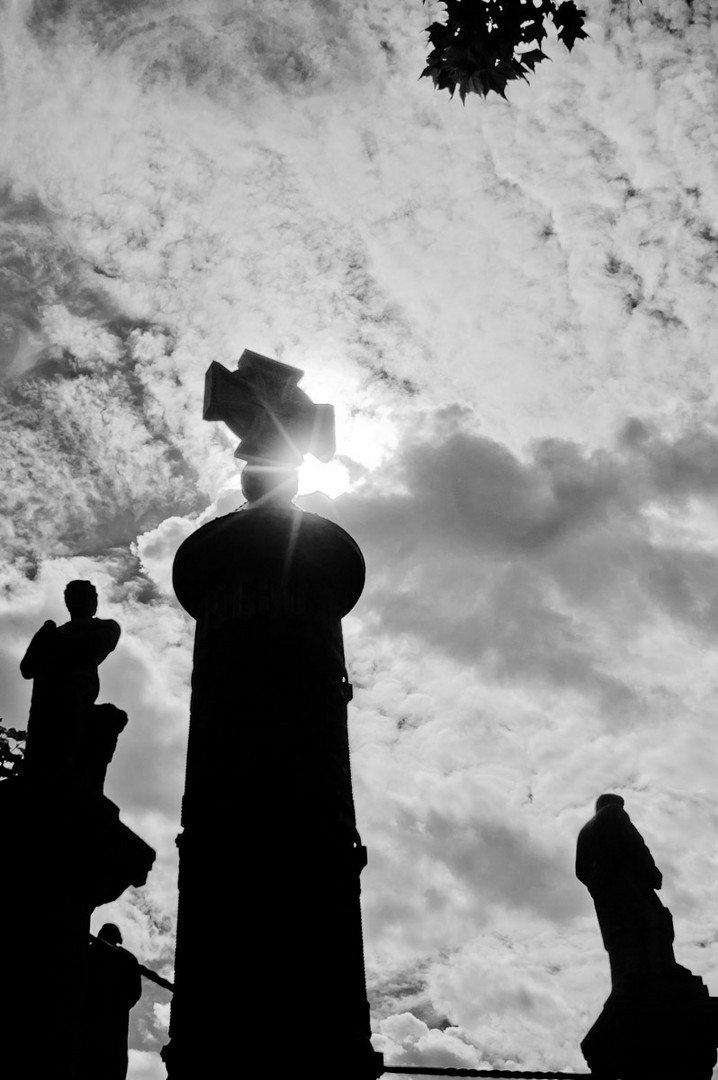 mystische Nagelsäule im Gegenlicht