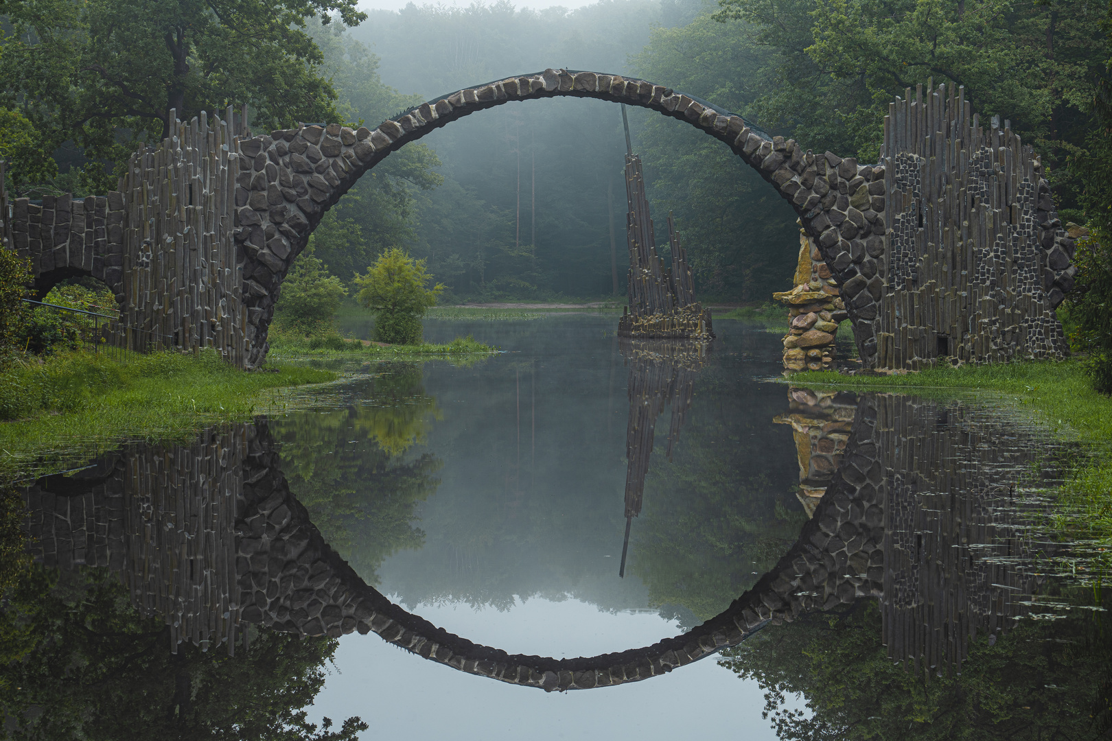 Mystische Rakotzbrücke im Morgengrauen