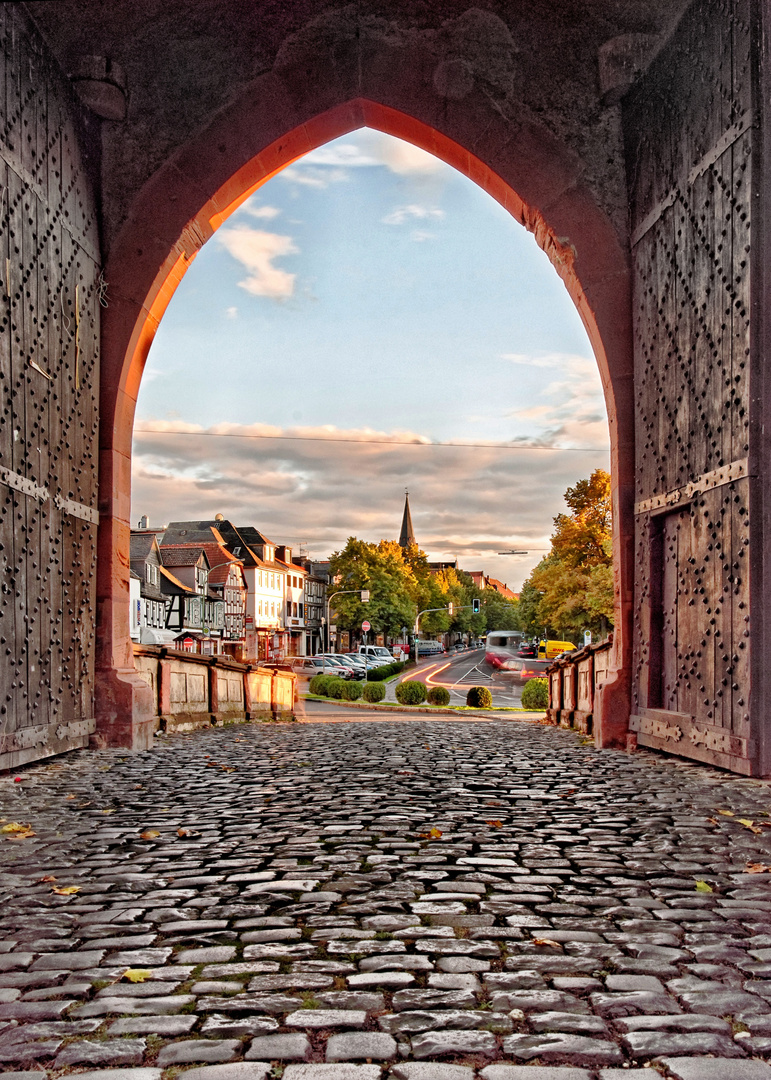 Mystischer Blick durch das Burgtor