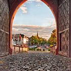 Mystischer Blick durch das Burgtor