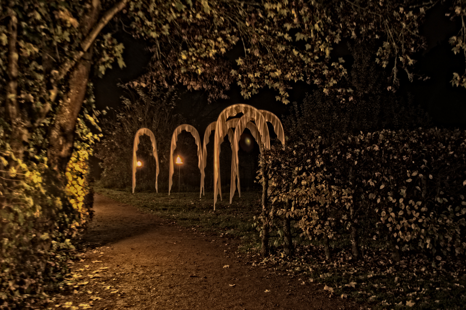 mystischer Garten mit Stoffbögen