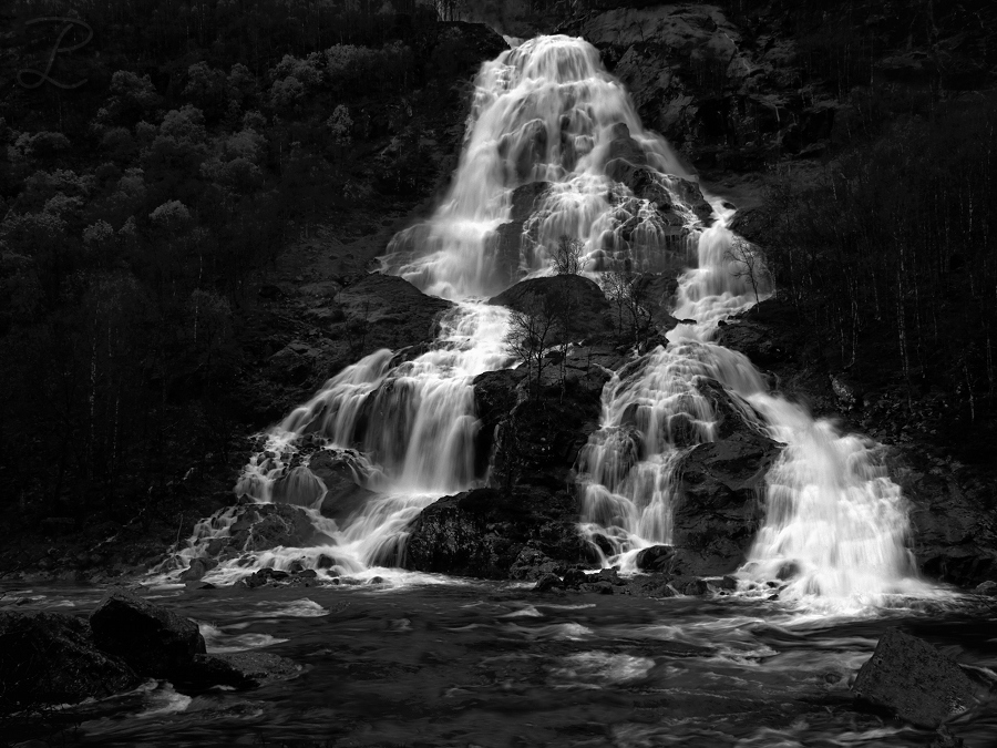 Mystischer Wasserfall 2