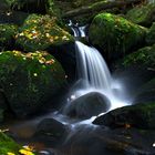 Mystischer Wasserfall im Herbstwald