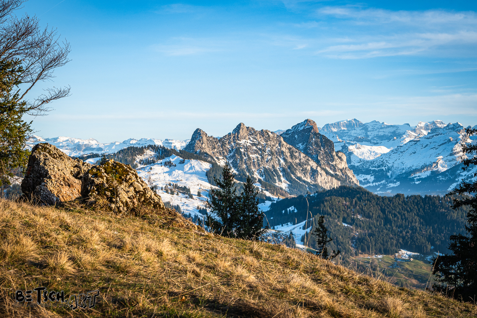 Mythen mit Tödi und Clariden im Hintergrund