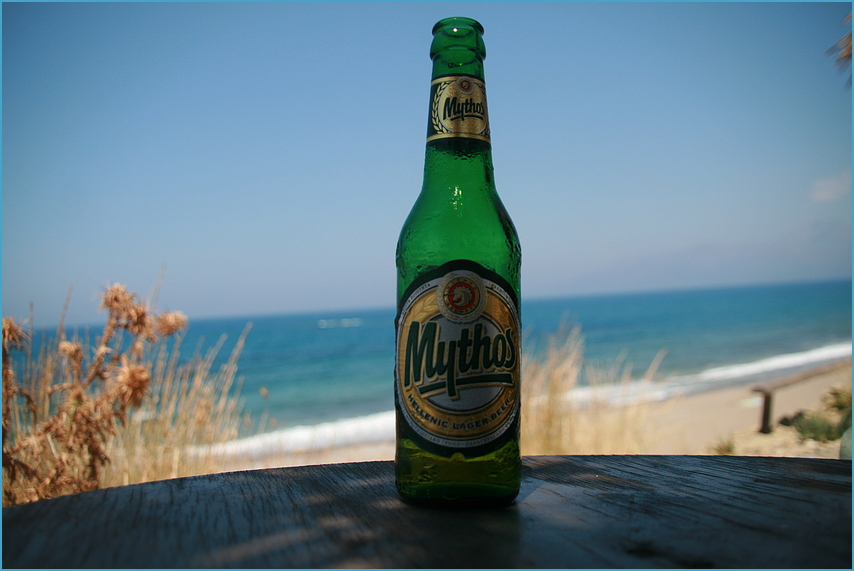 Mythos - griechisches Bier am Strand von Comos Beach (Kreta)