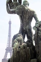 Mythos Mann vor Turm Paris