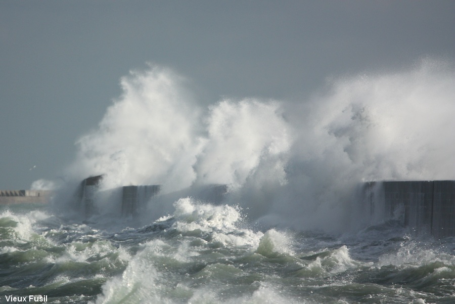 N 0 2 Vagues sur la digue.