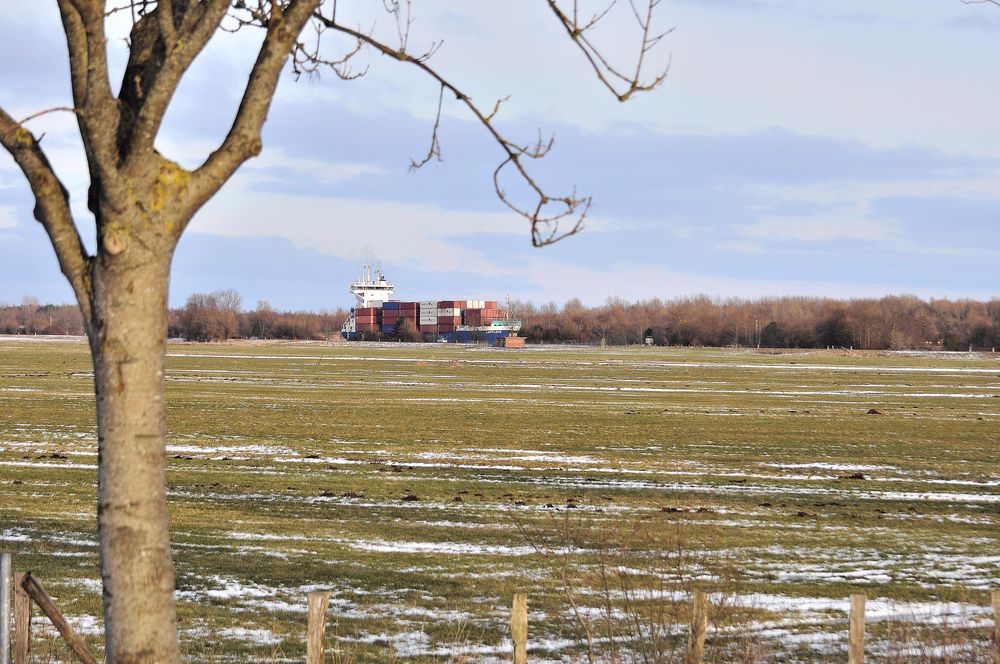 N-O-Kanal - Ein Container-Schiff ...